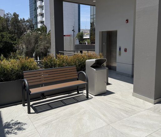 Banca y bote de basura instalados en un corporativo